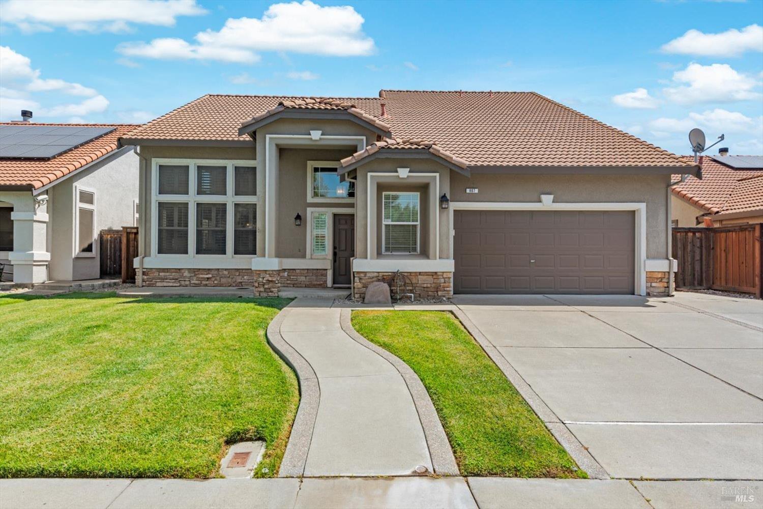 Detail Gallery Image 1 of 27 For 807 Kells Cir, Vacaville,  CA 95688 - 3 Beds | 2/1 Baths