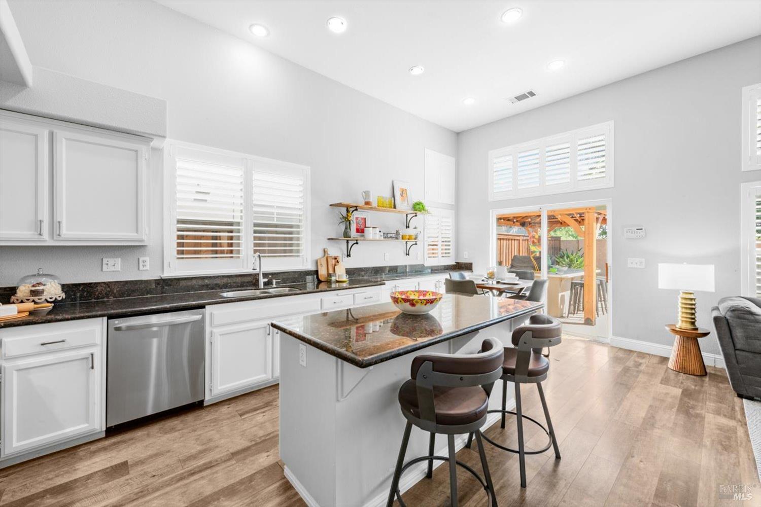 Detail Gallery Image 8 of 27 For 807 Kells Cir, Vacaville,  CA 95688 - 3 Beds | 2/1 Baths