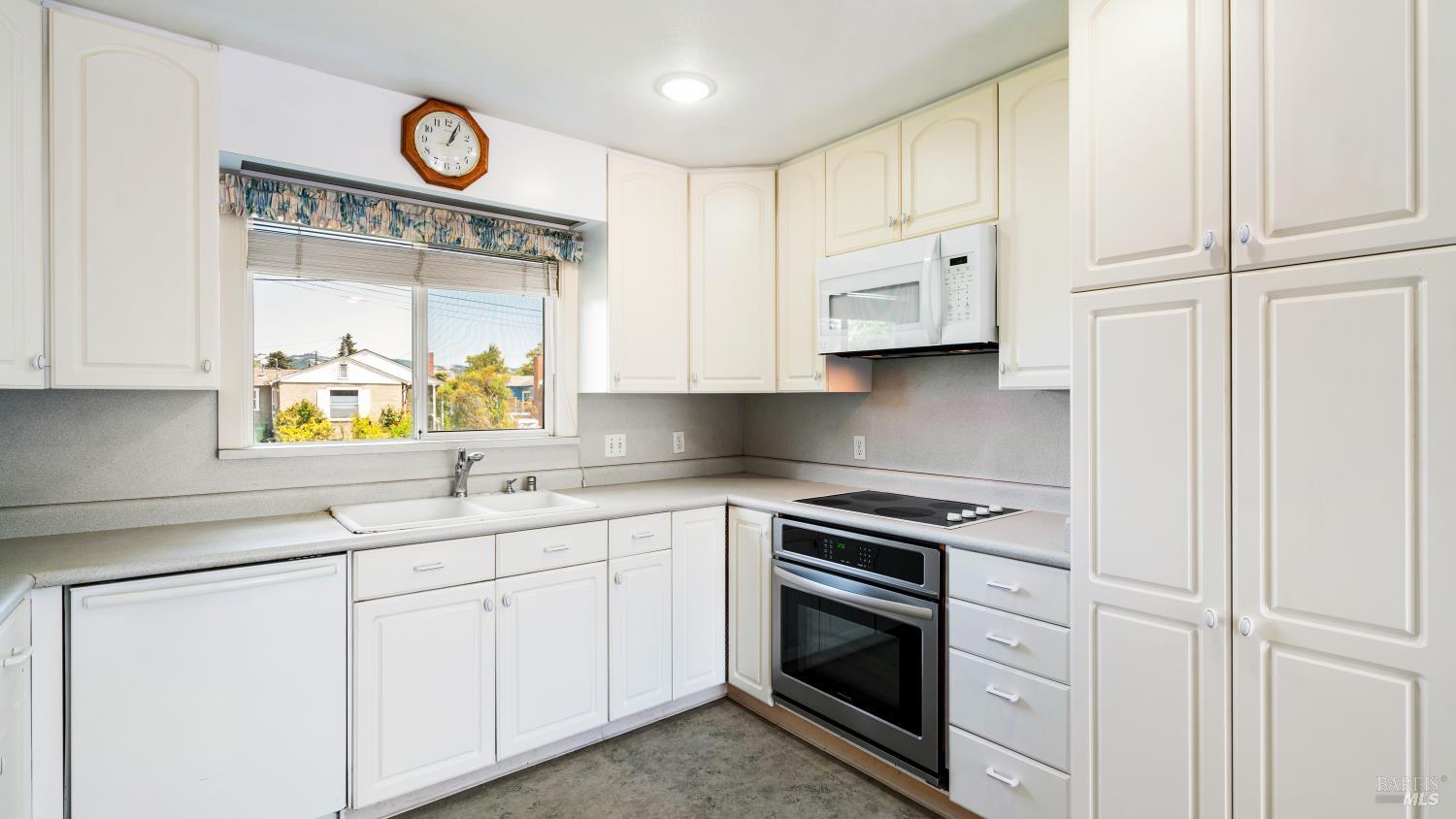 Detail Gallery Image 12 of 31 For 114 Edith St, Petaluma,  CA 94952 - 3 Beds | 2/1 Baths