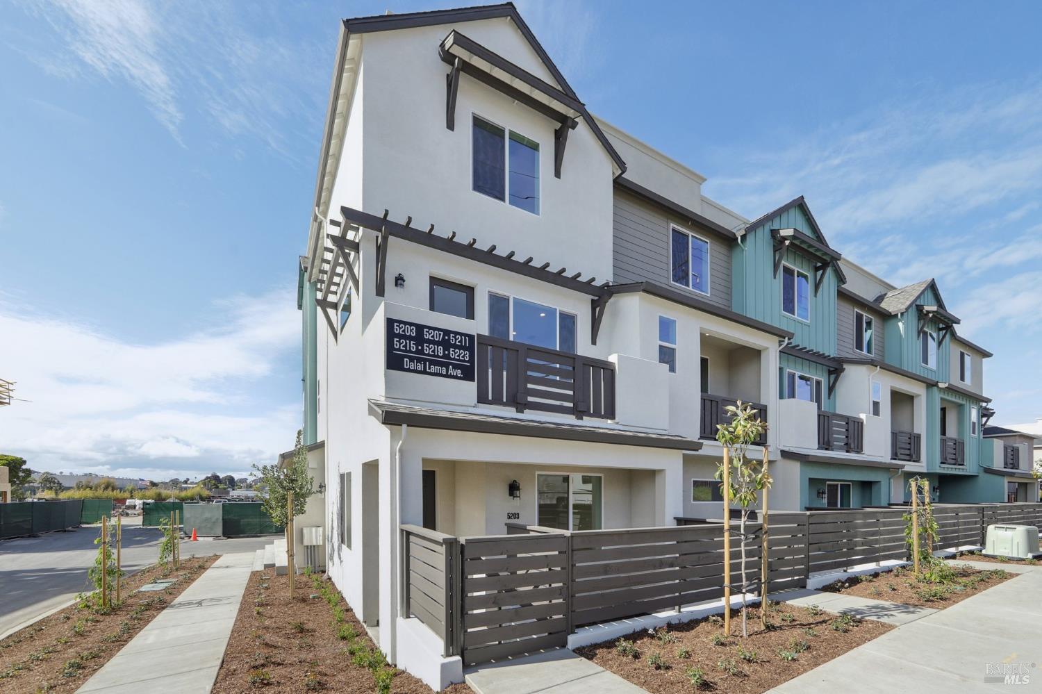 Detail Gallery Image 1 of 14 For 5190 Blossom Cir, Richmond,  CA 94804 - 3 Beds | 3 Baths
