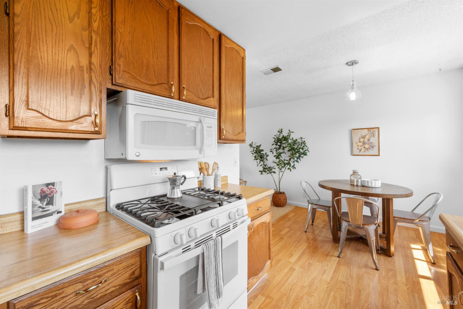 Detail Gallery Image 5 of 20 For 1313 Saint Francis Dr, Petaluma,  CA 94954 - 3 Beds | 2 Baths