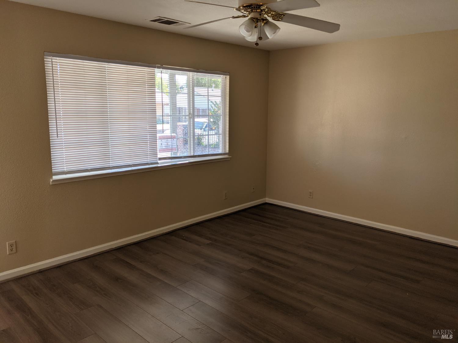 Detail Gallery Image 5 of 8 For 1512 Hawaii St, Fairfield,  CA 94533 - 3 Beds | 2 Baths