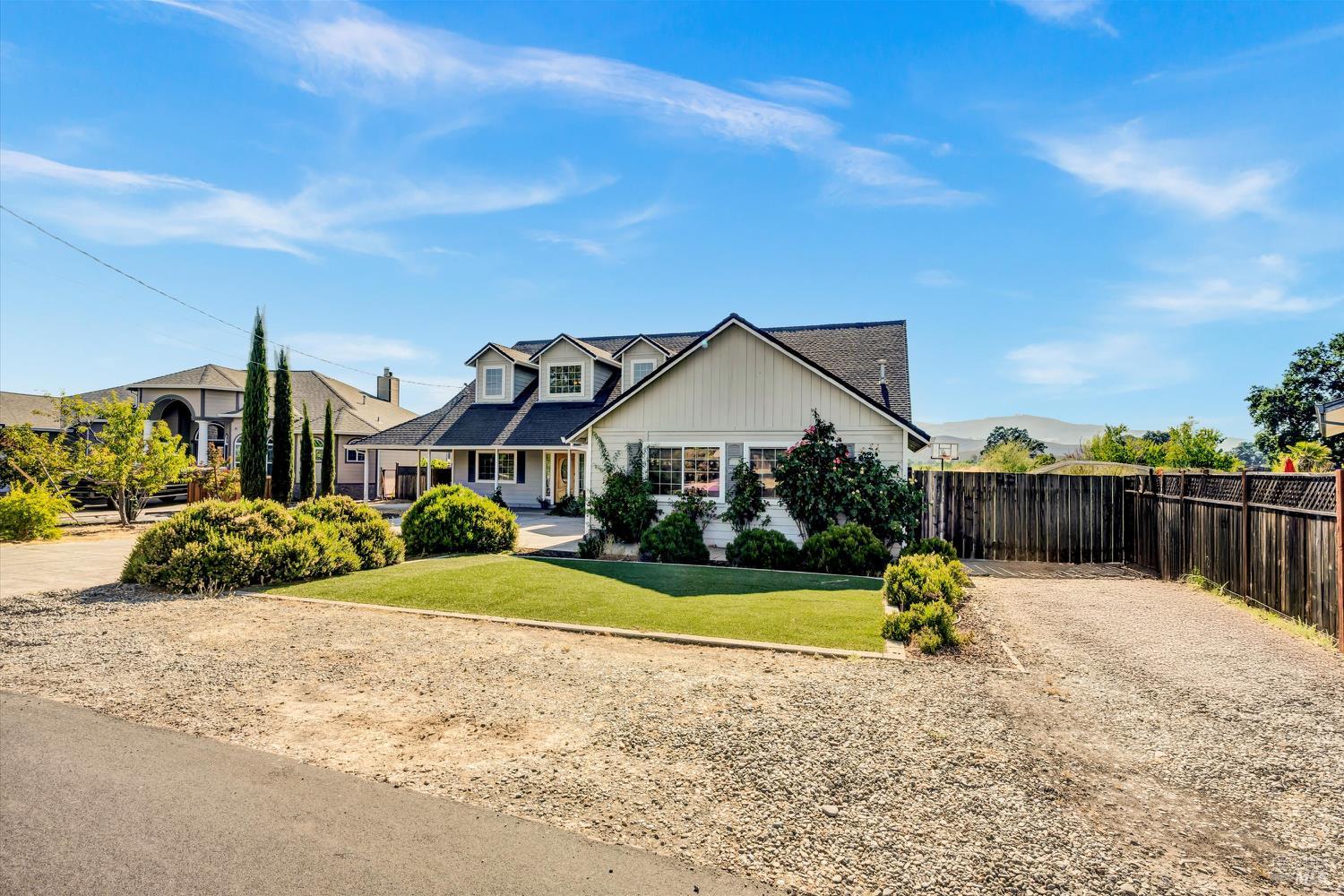 Detail Gallery Image 2 of 38 For 18695 Horseshoe Rd, Hidden Valley Lake,  CA 95467 - 3 Beds | 2/1 Baths