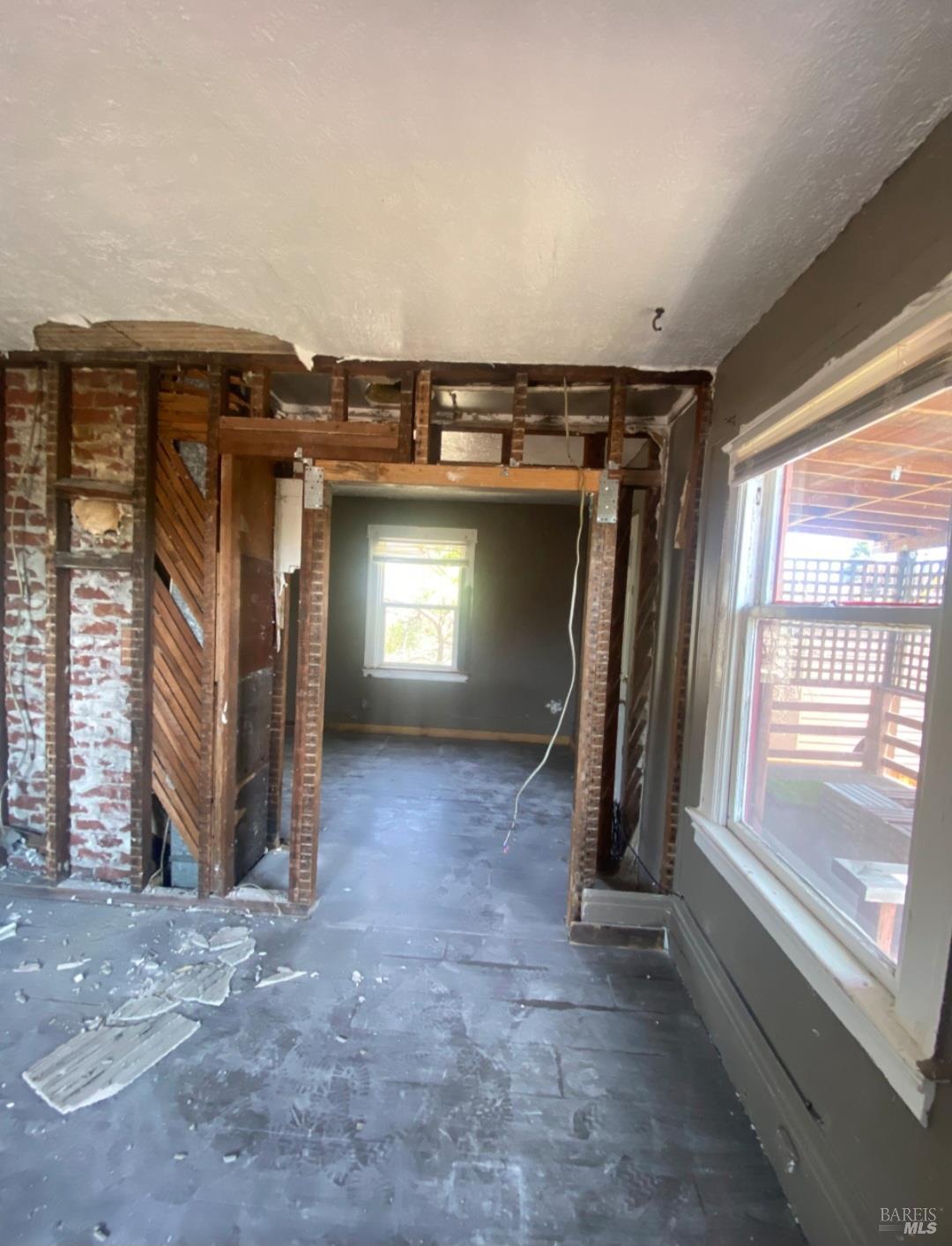 Detail Gallery Image 7 of 15 For 1055 56th St, Emeryville,  CA 94608 - 4 Beds | 2/1 Baths