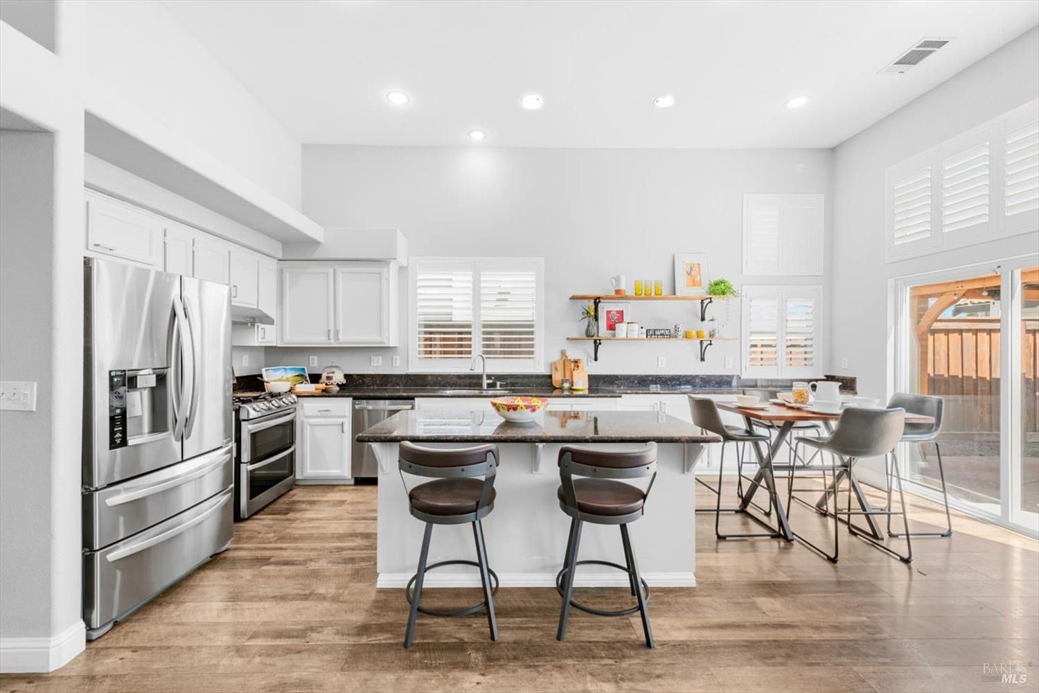 Detail Gallery Image 7 of 27 For 807 Kells Cir, Vacaville,  CA 95688 - 3 Beds | 2/1 Baths