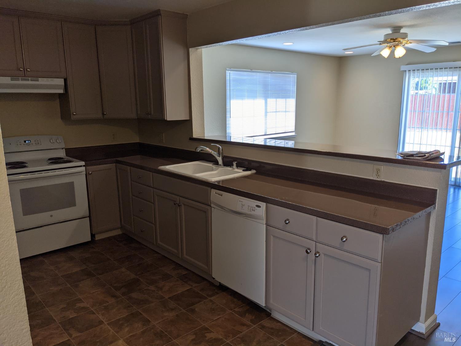 Detail Gallery Image 3 of 8 For 1512 Hawaii St, Fairfield,  CA 94533 - 3 Beds | 2 Baths