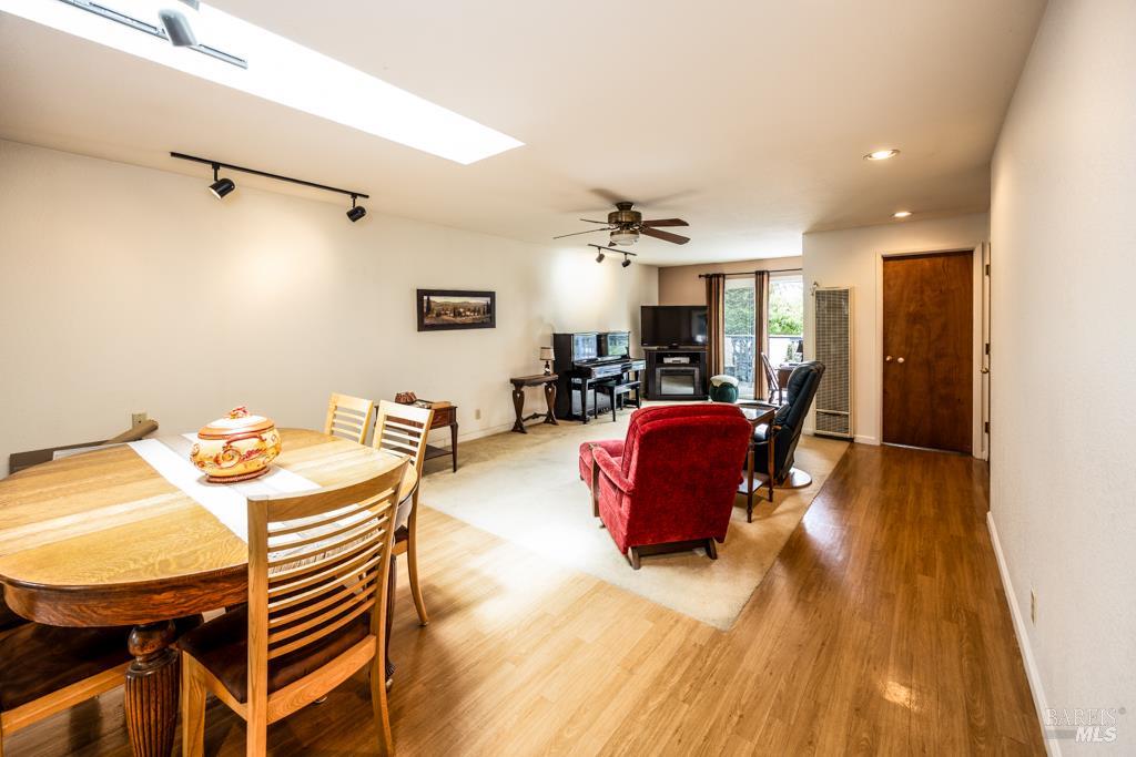 Detail Gallery Image 4 of 16 For 8547 Old Redwood Hwy, Windsor,  CA 95492 - 3 Beds | 2 Baths