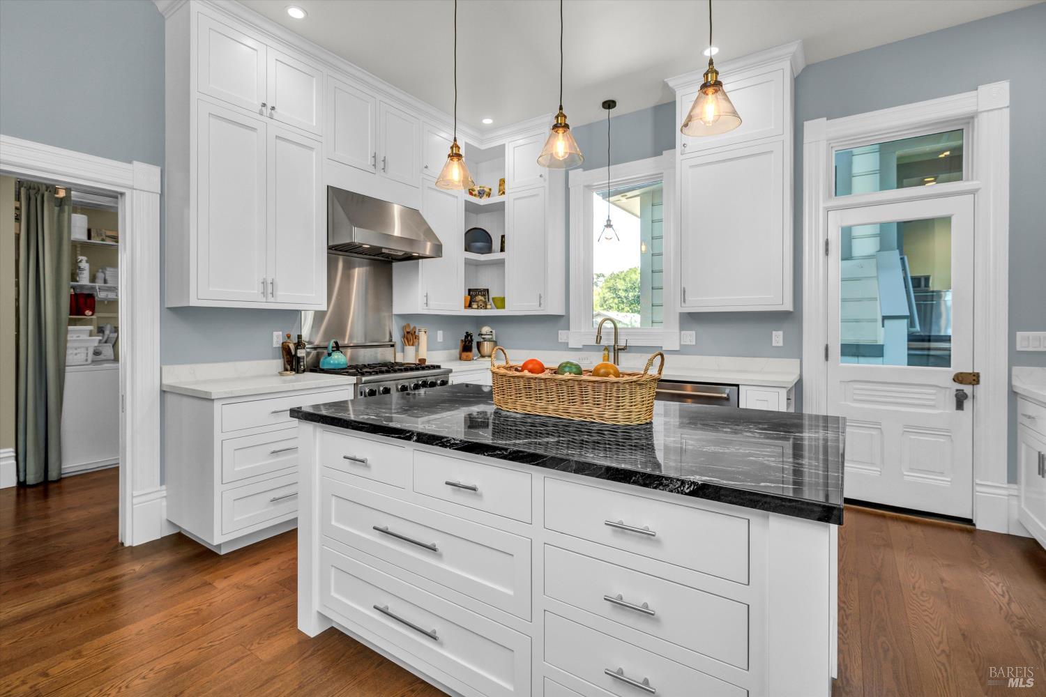 Detail Gallery Image 11 of 44 For 401 Matheson St, Healdsburg,  CA 95448 - 3 Beds | 2 Baths