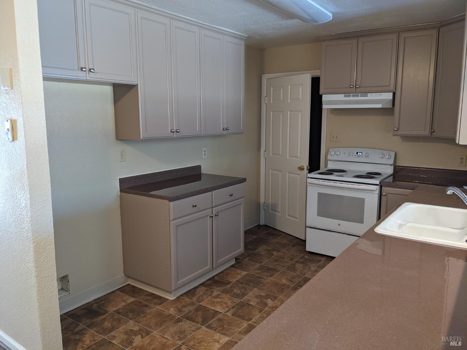 Detail Gallery Image 2 of 8 For 1512 Hawaii St, Fairfield,  CA 94533 - 3 Beds | 2 Baths