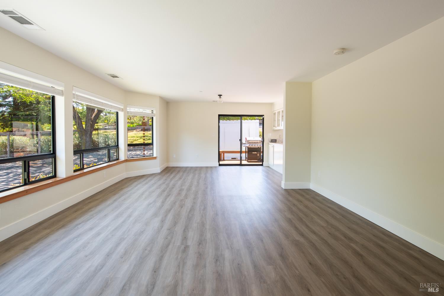 Detail Gallery Image 9 of 36 For 3617 Williams Rd, Santa Rosa,  CA 95404 - 3 Beds | 3 Baths