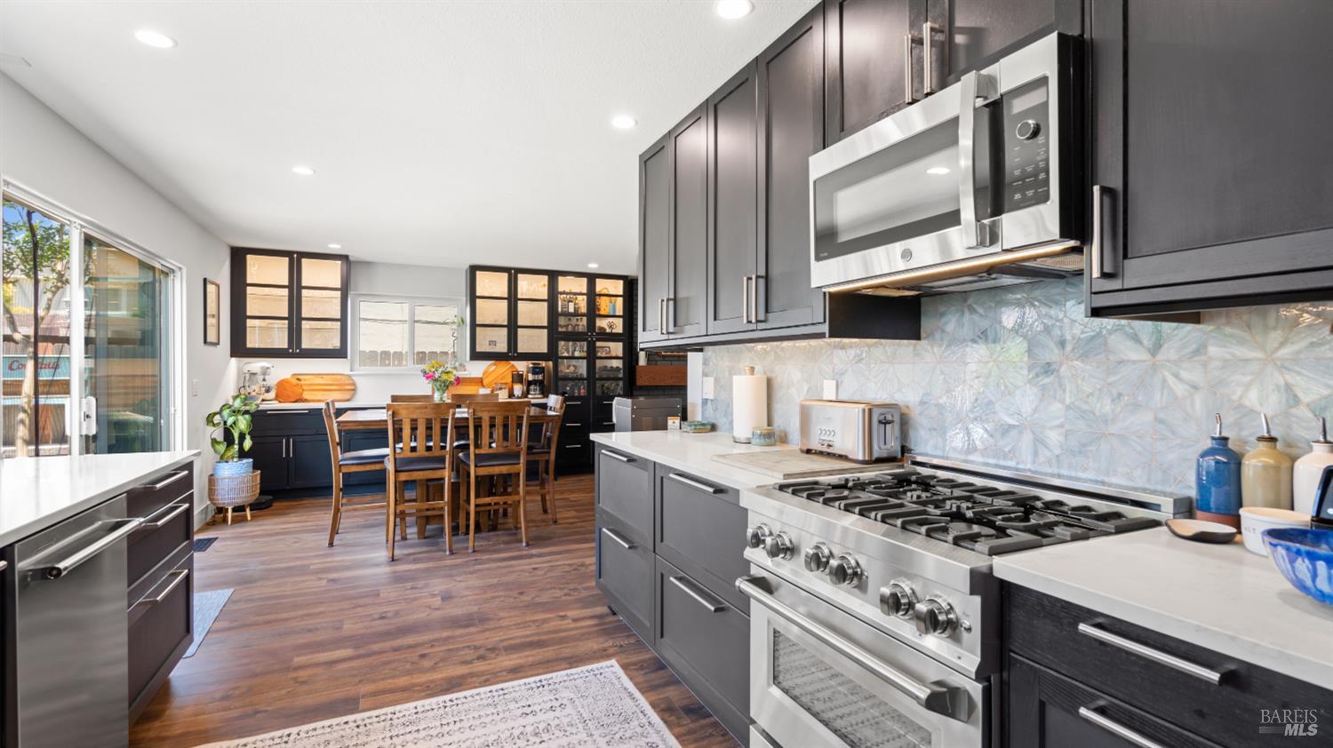 Detail Gallery Image 6 of 61 For 1711 Capistrano Dr, Petaluma,  CA 94954 - 6 Beds | 2/1 Baths
