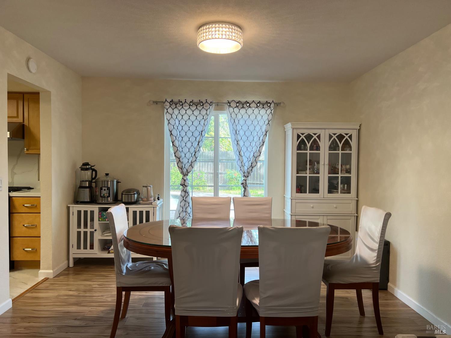 Detail Gallery Image 10 of 17 For 660 Berkshire Dr, Dixon,  CA 95620 - 4 Beds | 2/1 Baths