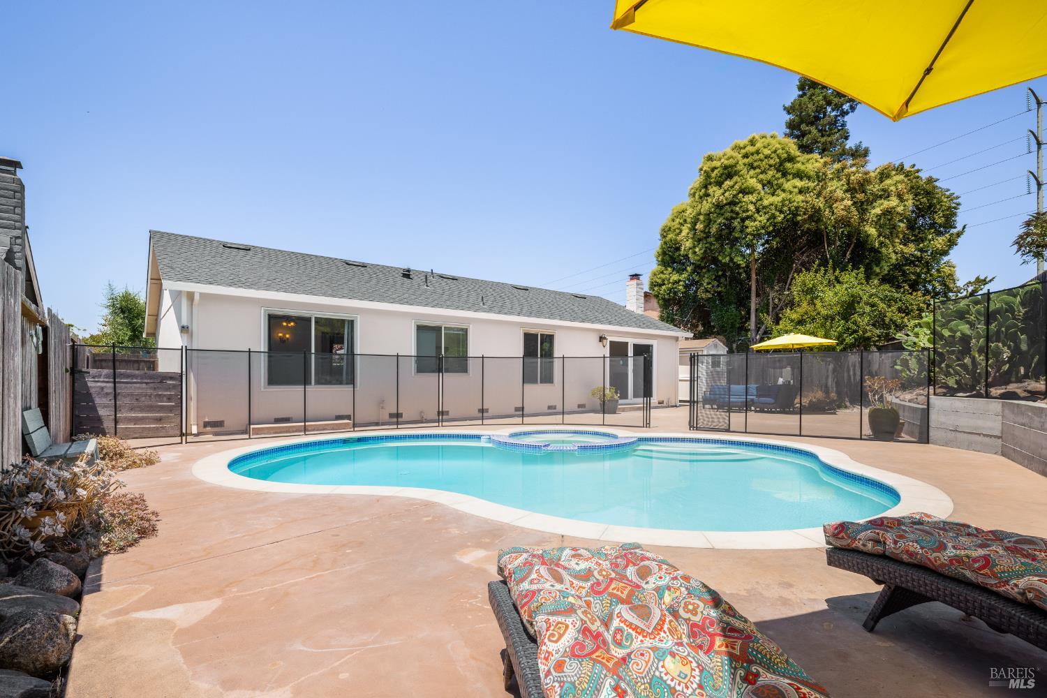 Detail Gallery Image 3 of 19 For 1523 Wimbledon Ct, Santa Rosa,  CA 95401 - 4 Beds | 2 Baths