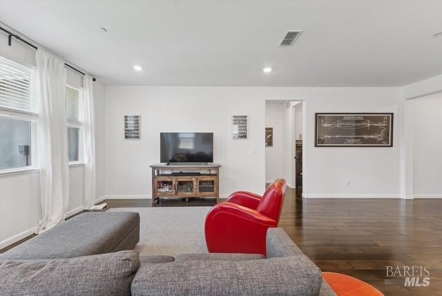 Detail Gallery Image 9 of 30 For 5825 Kristina Pl, Rohnert Park,  CA 94928 - 3 Beds | 3 Baths