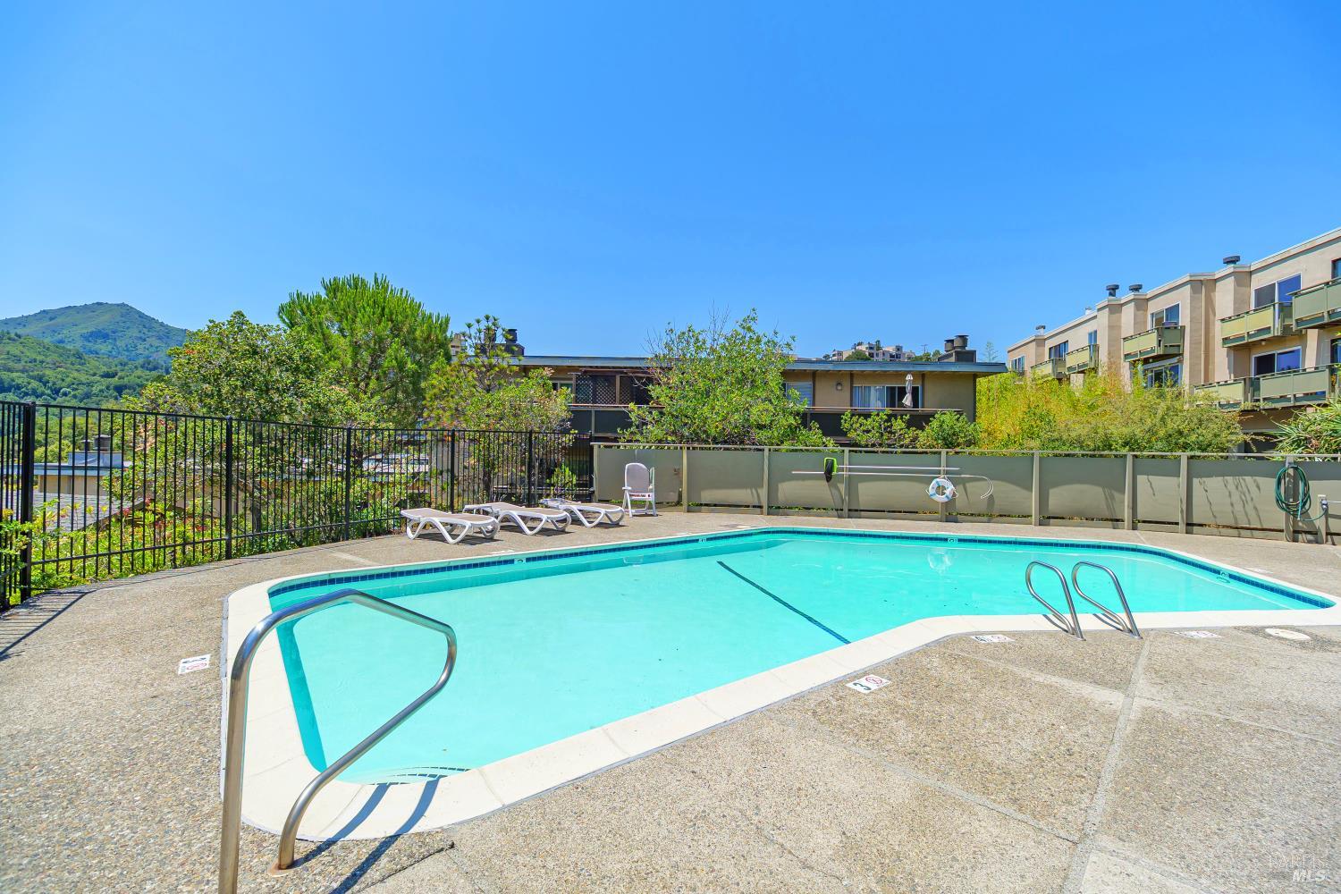Detail Gallery Image 6 of 30 For 175 Upper via Casitas Way #2,  Greenbrae,  CA 94904 - 2 Beds | 2 Baths