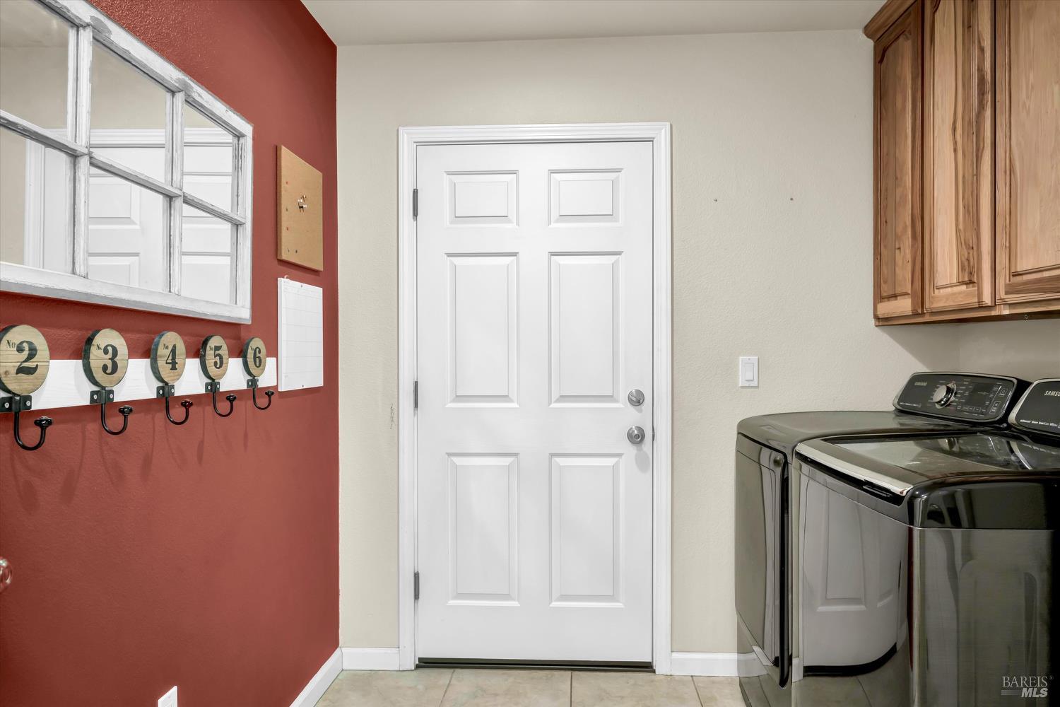 Detail Gallery Image 23 of 38 For 18695 Horseshoe Rd, Hidden Valley Lake,  CA 95467 - 3 Beds | 2/1 Baths