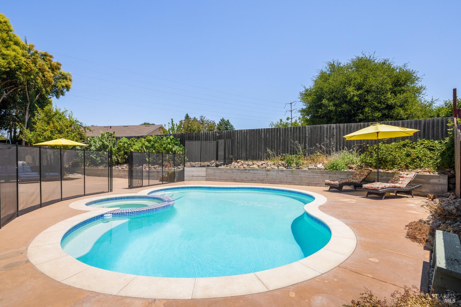 Detail Gallery Image 4 of 19 For 1523 Wimbledon Ct, Santa Rosa,  CA 95401 - 4 Beds | 2 Baths