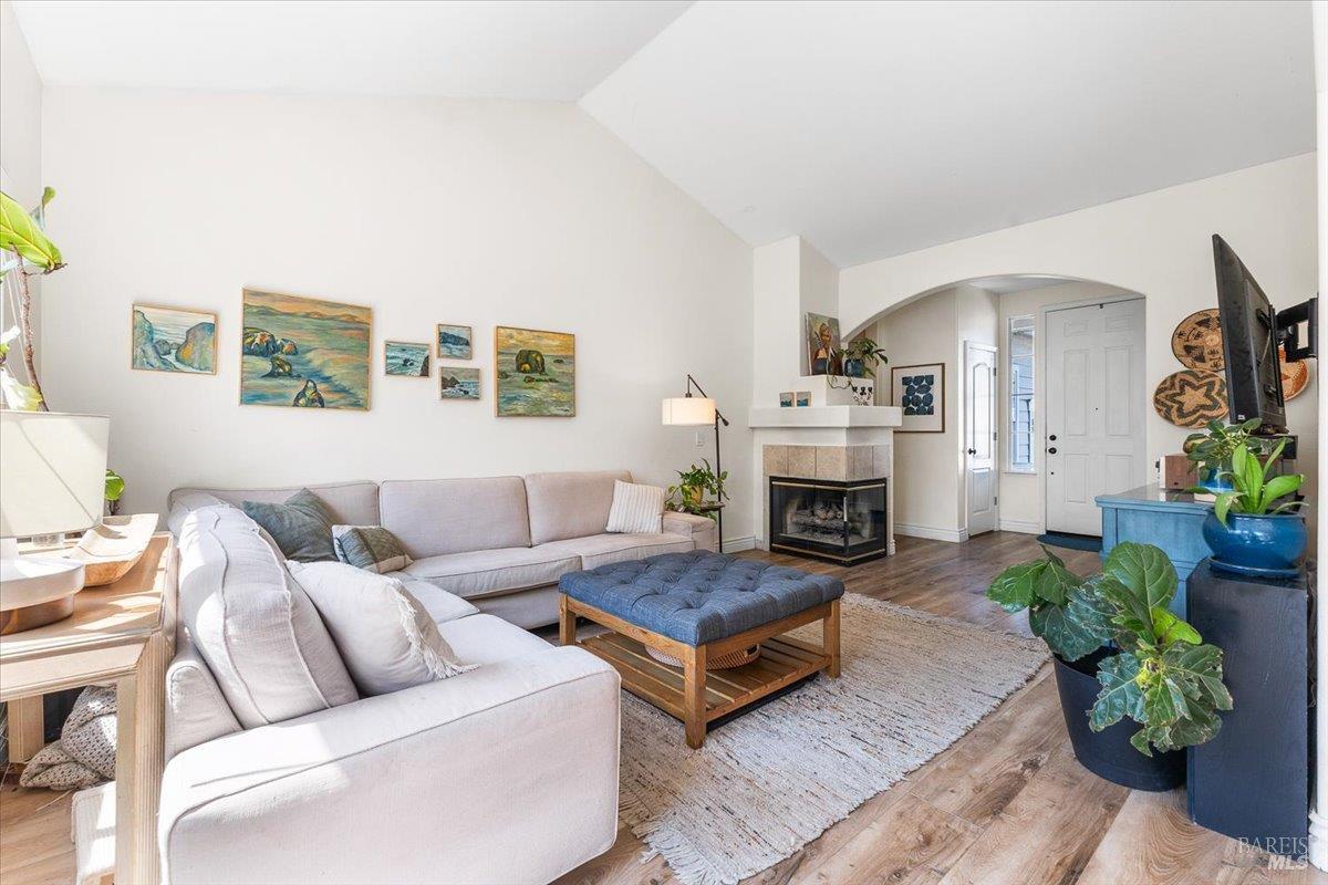 Detail Gallery Image 12 of 29 For 301 Hansbery Way, Santa Rosa,  CA 95409 - 3 Beds | 2 Baths