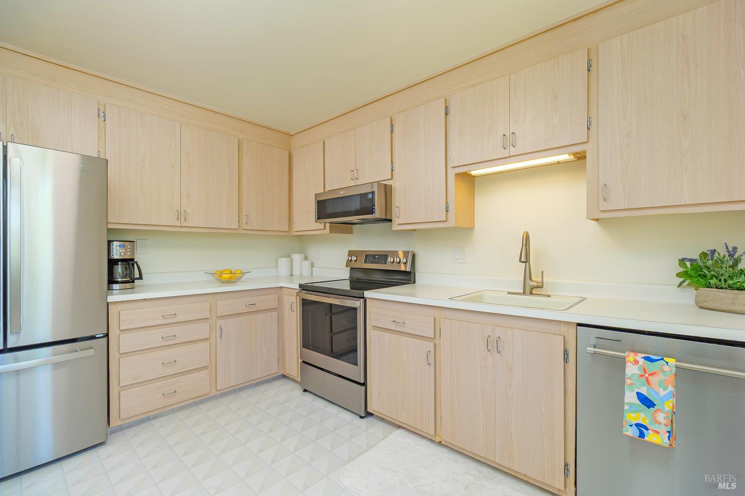 Detail Gallery Image 13 of 30 For 175 Upper via Casitas Way #2,  Greenbrae,  CA 94904 - 2 Beds | 2 Baths