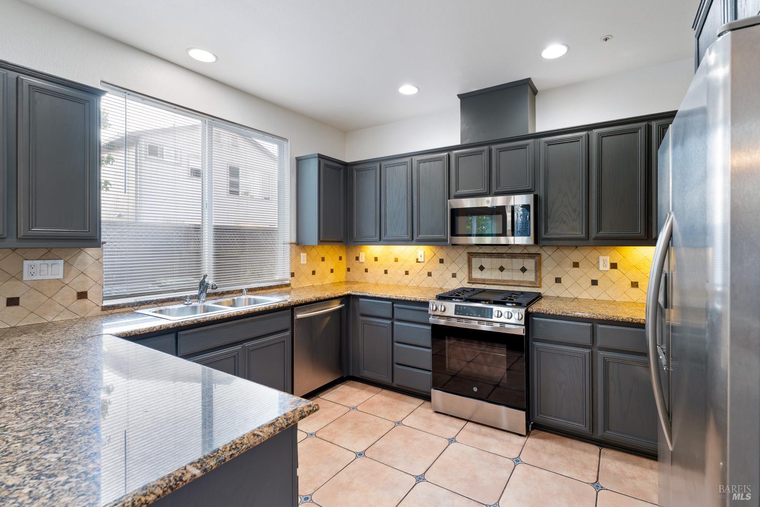 Detail Gallery Image 10 of 31 For 1220 Marque Dr, Rohnert Park,  CA 94928 - 3 Beds | 2/1 Baths