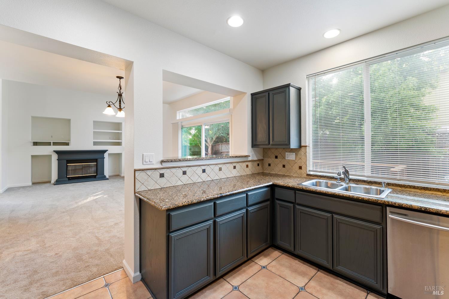 Detail Gallery Image 11 of 31 For 1220 Marque Dr, Rohnert Park,  CA 94928 - 3 Beds | 2/1 Baths
