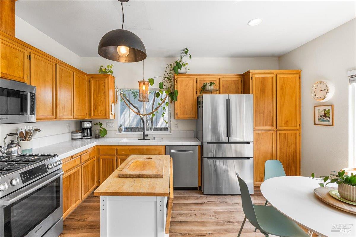 Detail Gallery Image 8 of 29 For 301 Hansbery Way, Santa Rosa,  CA 95409 - 3 Beds | 2 Baths