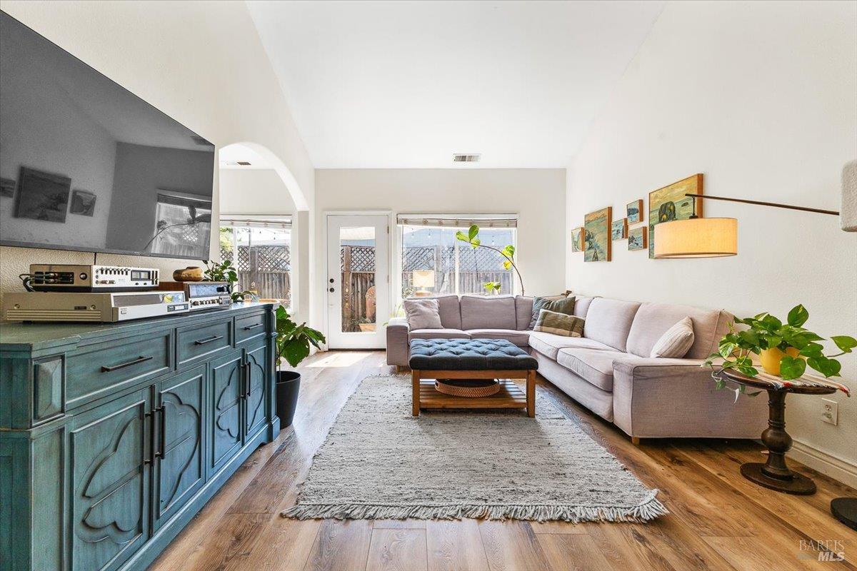 Detail Gallery Image 5 of 29 For 301 Hansbery Way, Santa Rosa,  CA 95409 - 3 Beds | 2 Baths