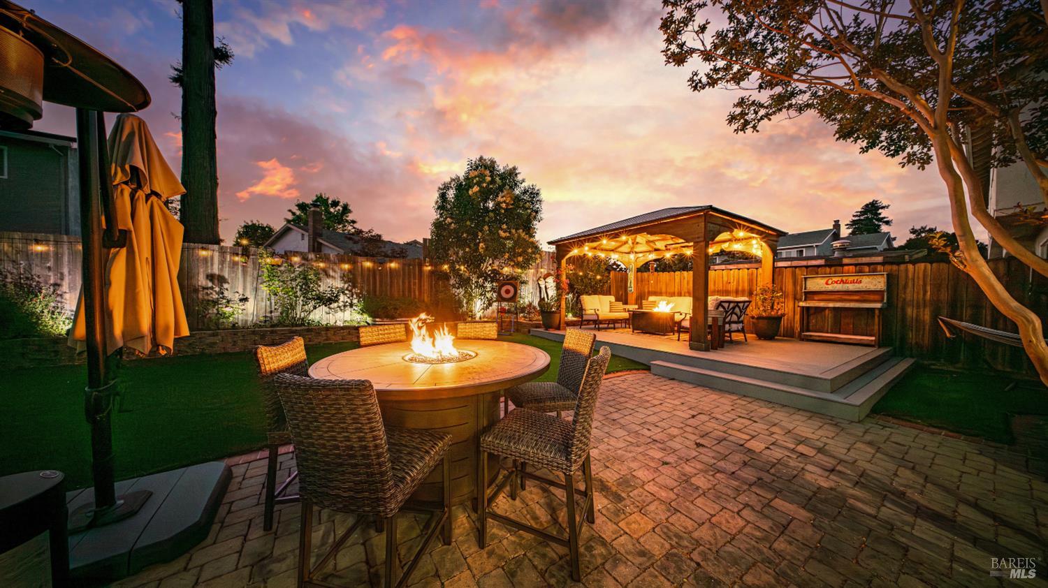 Detail Gallery Image 2 of 61 For 1711 Capistrano Dr, Petaluma,  CA 94954 - 6 Beds | 2/1 Baths