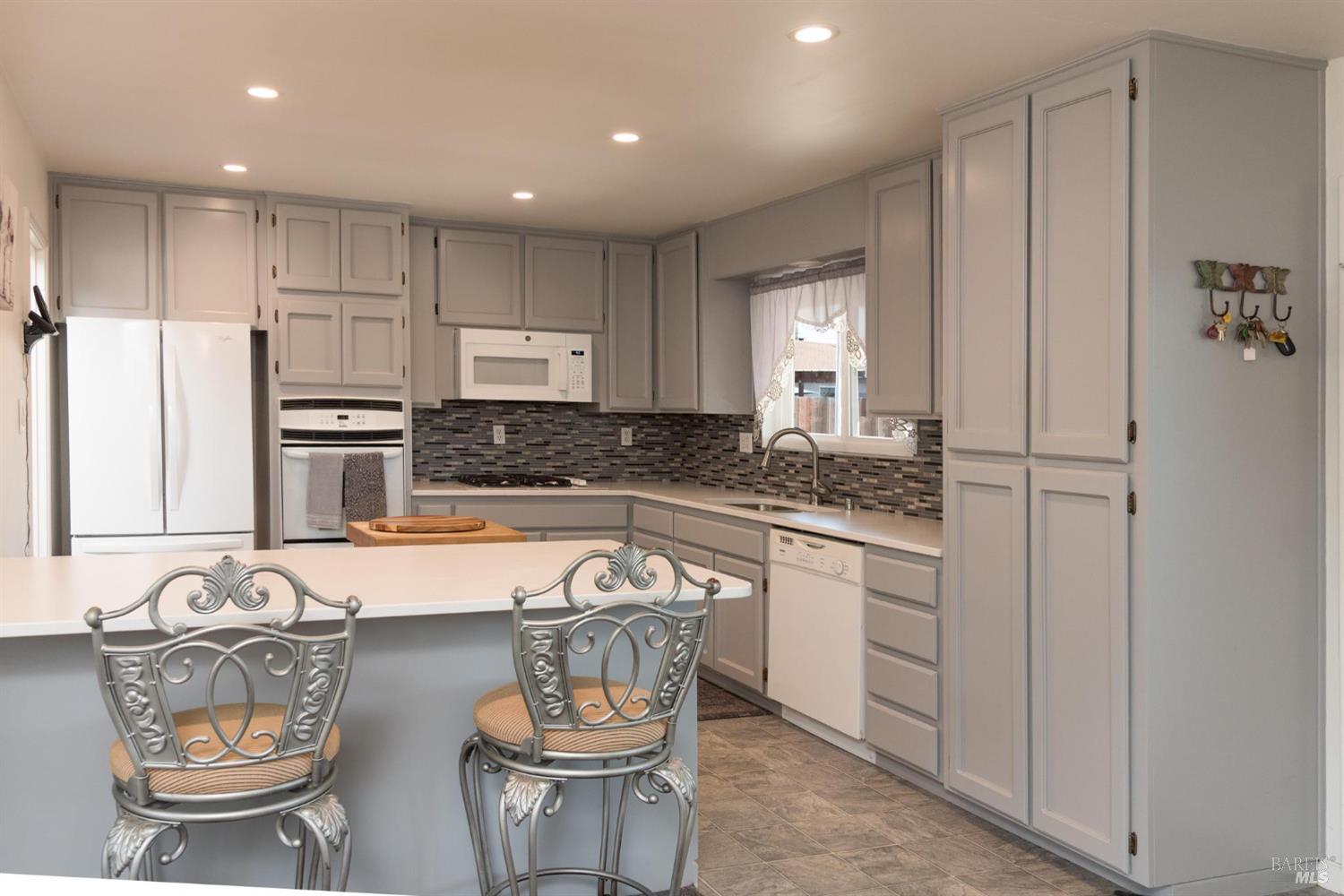 Detail Gallery Image 8 of 23 For 7 Pidgeon Ct, Petaluma,  CA 94952 - 3 Beds | 2 Baths