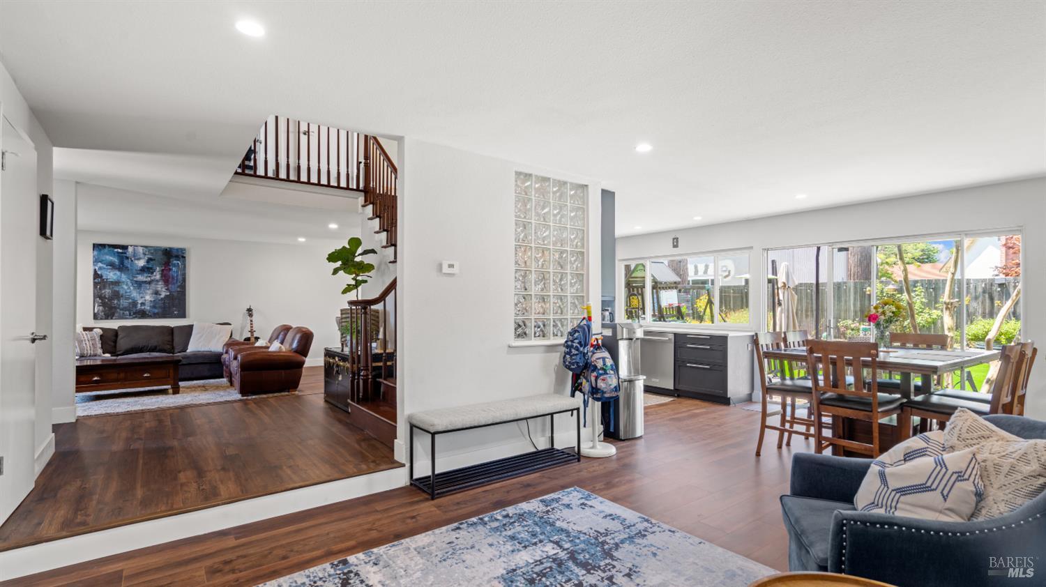 Detail Gallery Image 13 of 61 For 1711 Capistrano Dr, Petaluma,  CA 94954 - 6 Beds | 2/1 Baths