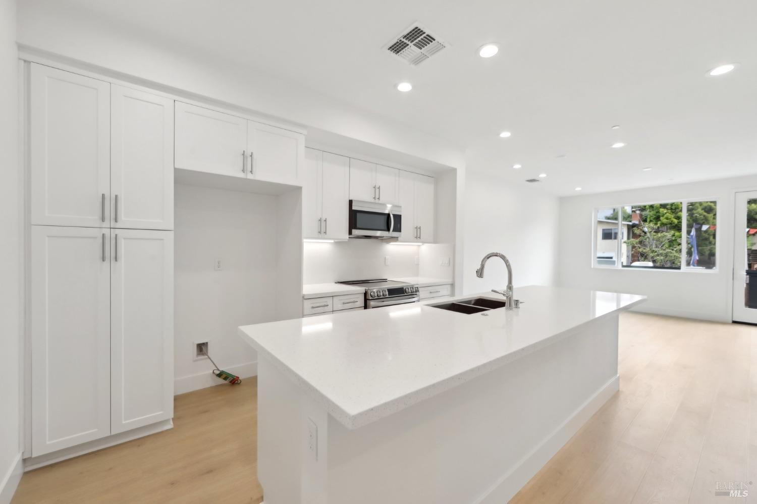 Detail Gallery Image 8 of 31 For 5187 Dalai Lama Ave, Richmond,  CA 94804 - 4 Beds | 4 Baths
