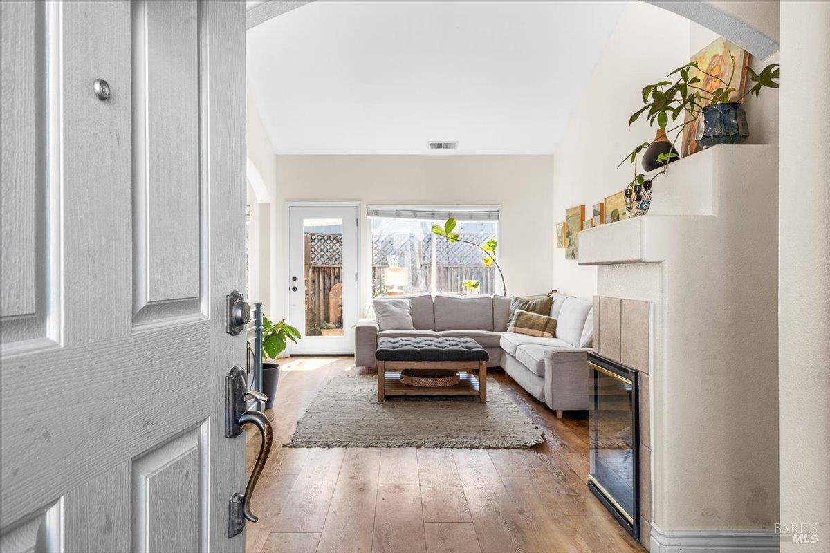 Detail Gallery Image 4 of 29 For 301 Hansbery Way, Santa Rosa,  CA 95409 - 3 Beds | 2 Baths