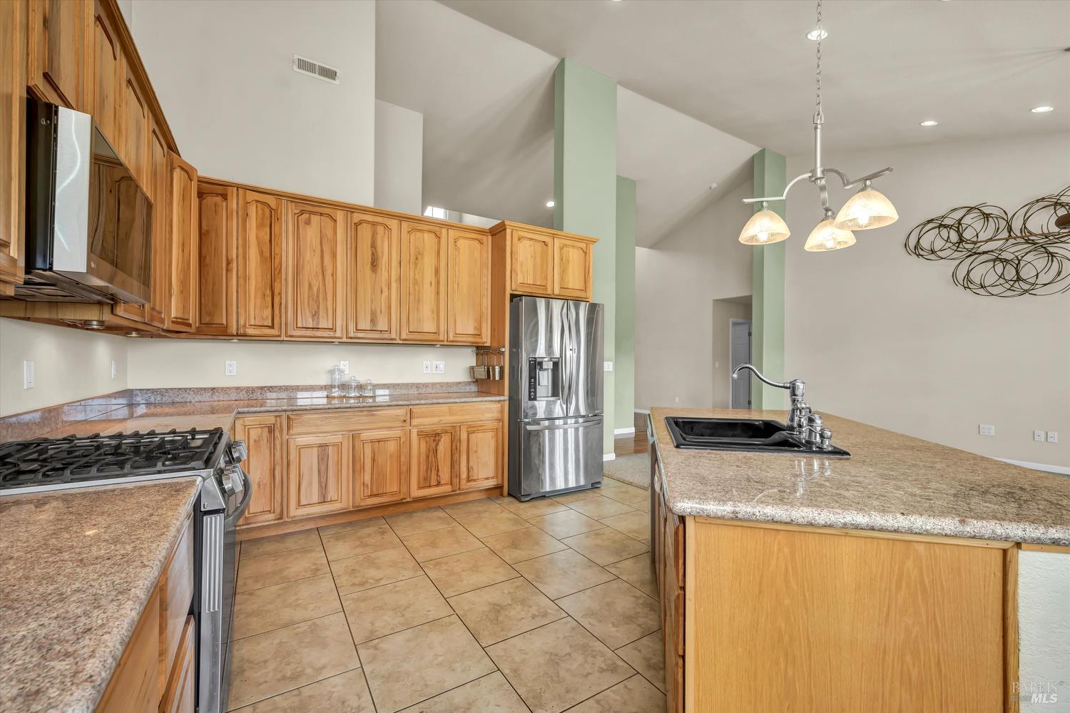 Detail Gallery Image 14 of 38 For 18695 Horseshoe Rd, Hidden Valley Lake,  CA 95467 - 3 Beds | 2/1 Baths