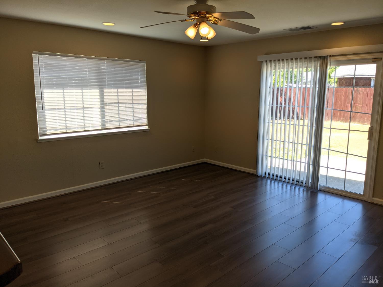 Detail Gallery Image 4 of 8 For 1512 Hawaii St, Fairfield,  CA 94533 - 3 Beds | 2 Baths