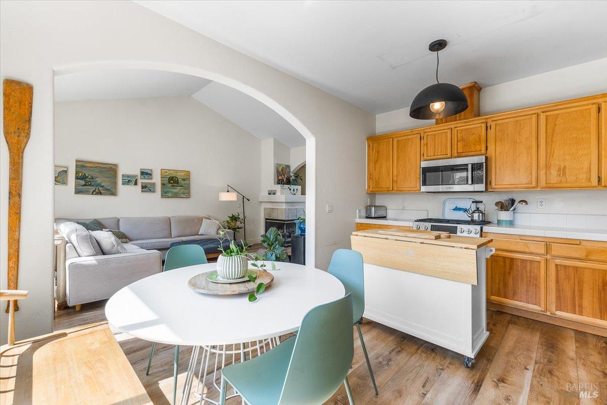 Detail Gallery Image 7 of 29 For 301 Hansbery Way, Santa Rosa,  CA 95409 - 3 Beds | 2 Baths