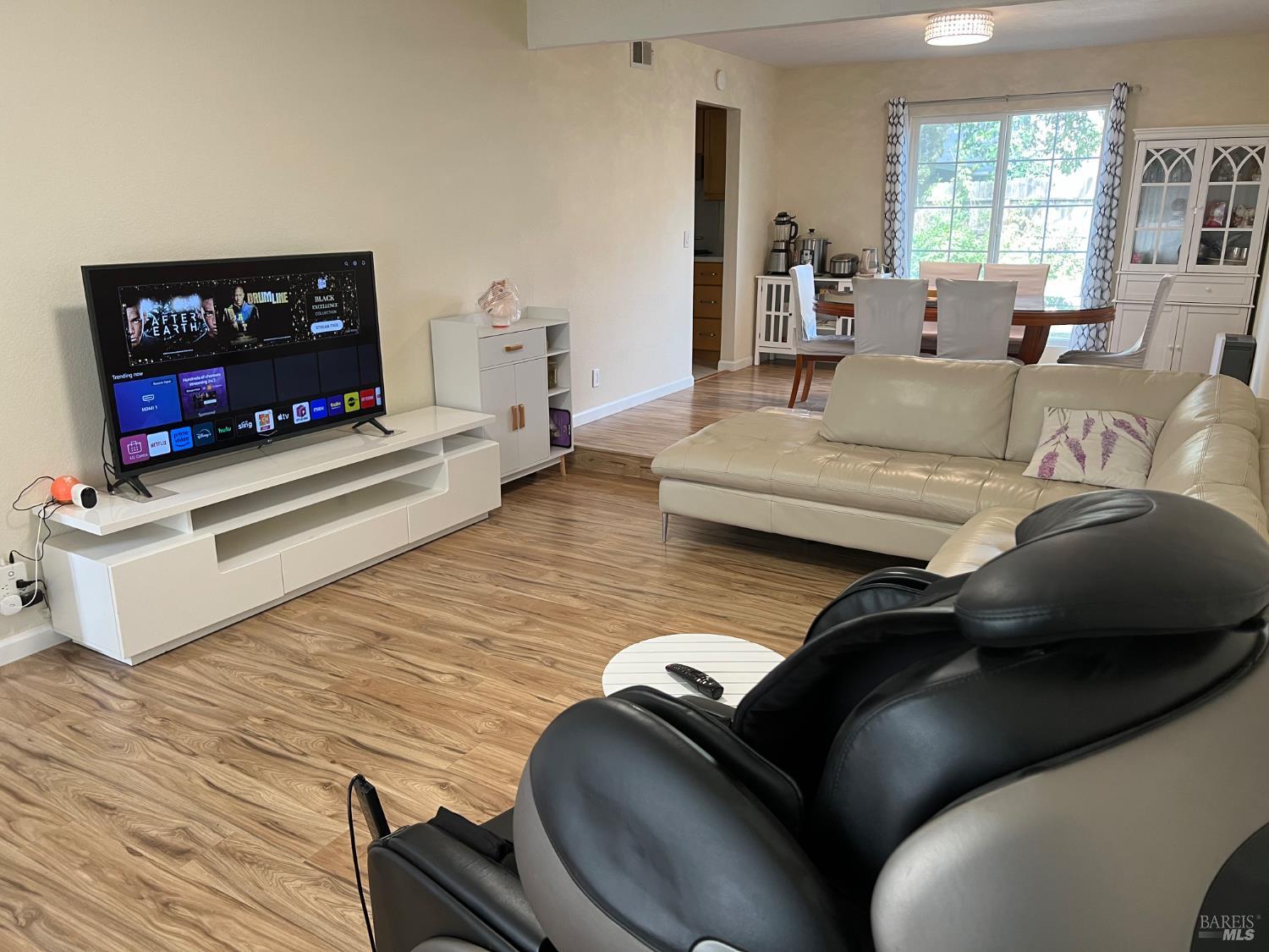 Detail Gallery Image 2 of 17 For 660 Berkshire Dr, Dixon,  CA 95620 - 4 Beds | 2/1 Baths
