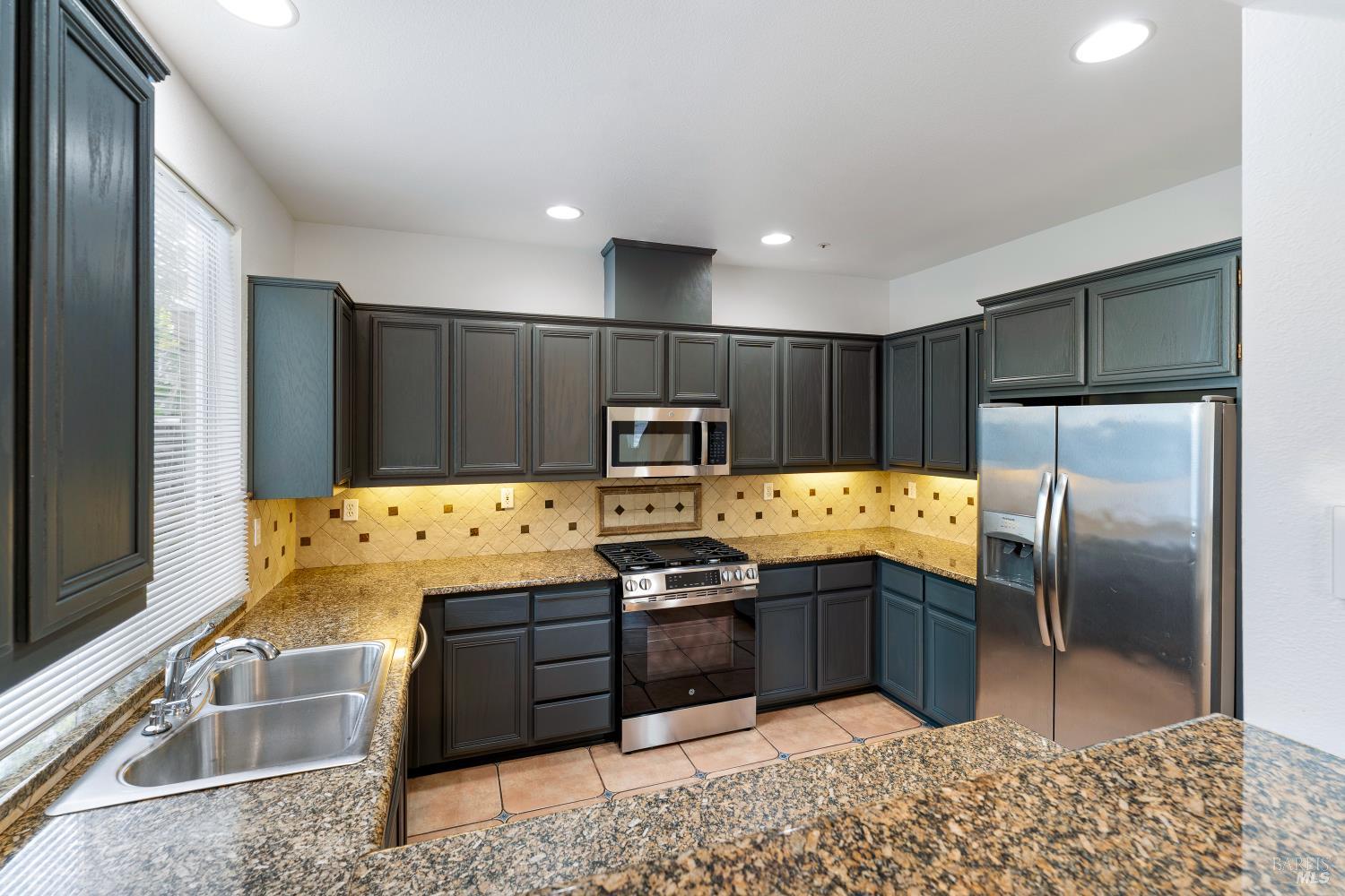 Detail Gallery Image 13 of 31 For 1220 Marque Dr, Rohnert Park,  CA 94928 - 3 Beds | 2/1 Baths