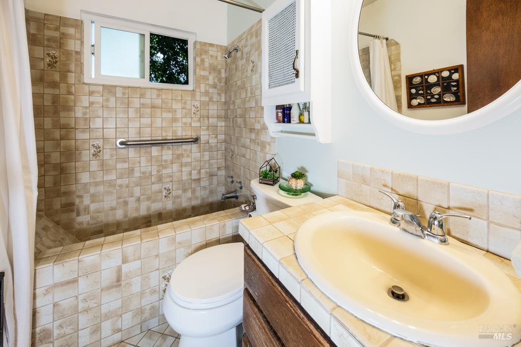 Detail Gallery Image 6 of 16 For 8547 Old Redwood Hwy, Windsor,  CA 95492 - 3 Beds | 2 Baths