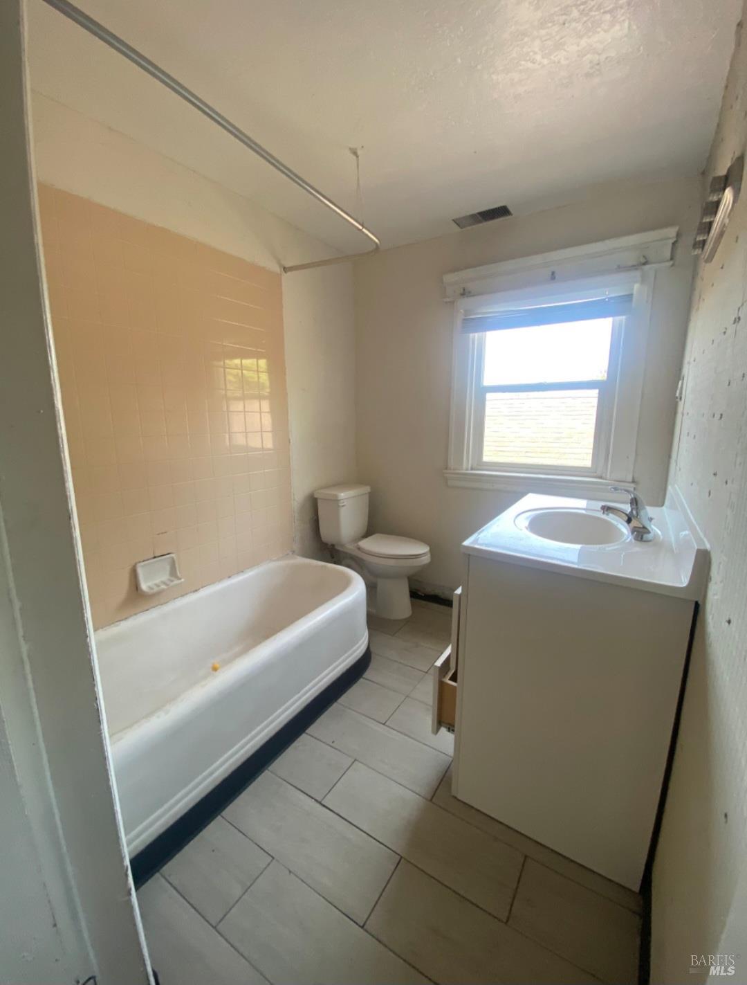 Detail Gallery Image 11 of 15 For 1055 56th St, Emeryville,  CA 94608 - 4 Beds | 2/1 Baths