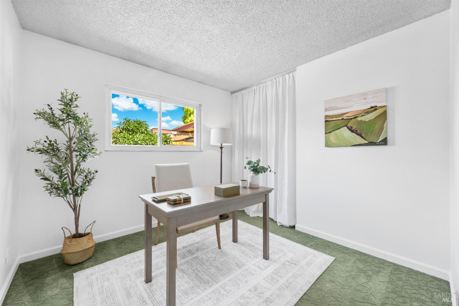 Detail Gallery Image 10 of 20 For 1313 Saint Francis Dr, Petaluma,  CA 94954 - 3 Beds | 2 Baths
