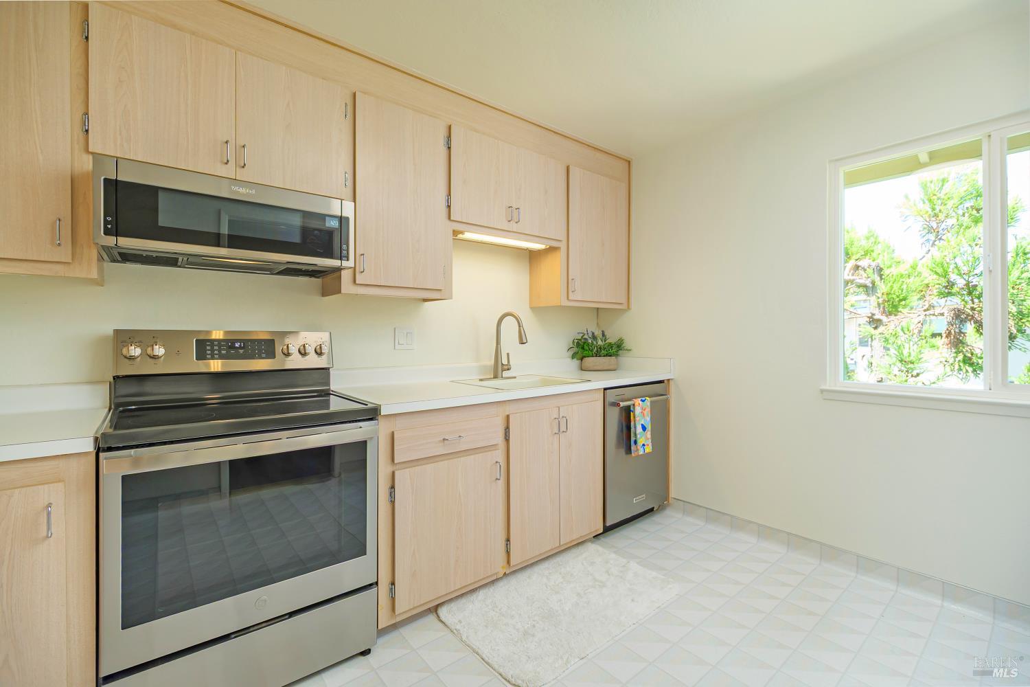 Detail Gallery Image 12 of 30 For 175 Upper via Casitas Way #2,  Greenbrae,  CA 94904 - 2 Beds | 2 Baths