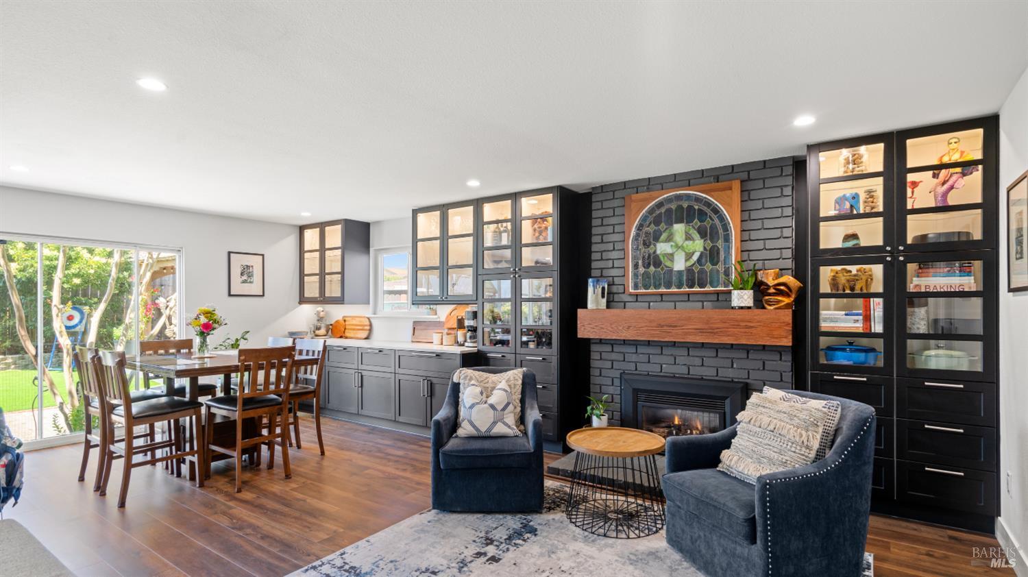 Detail Gallery Image 4 of 61 For 1711 Capistrano Dr, Petaluma,  CA 94954 - 6 Beds | 2/1 Baths