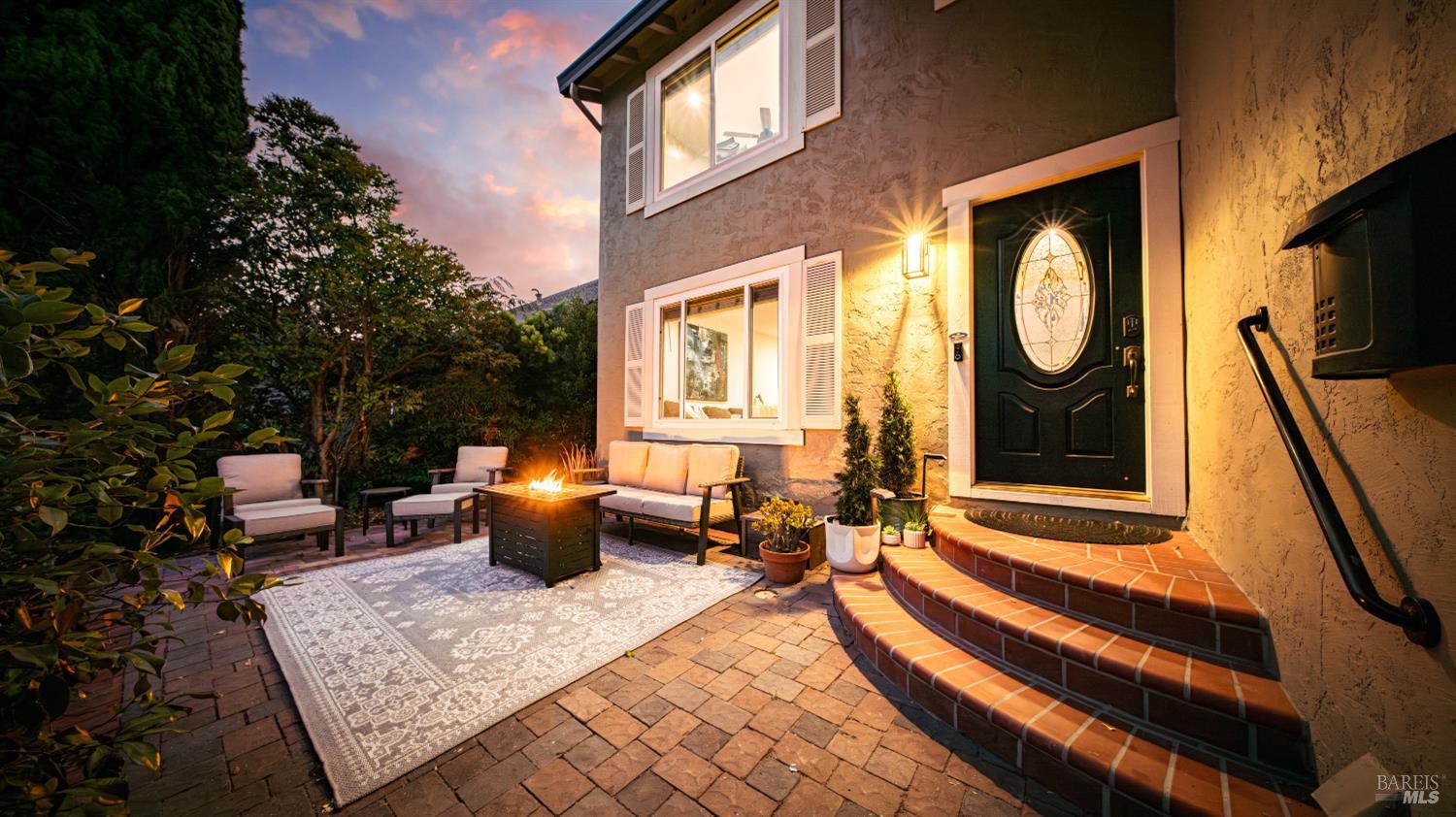 Detail Gallery Image 1 of 61 For 1711 Capistrano Dr, Petaluma,  CA 94954 - 6 Beds | 2/1 Baths