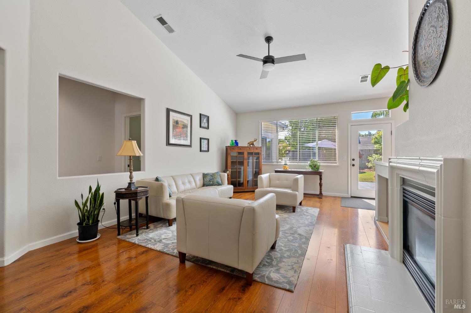 Detail Gallery Image 8 of 47 For 1628 Andover Way, Petaluma,  CA 94954 - 4 Beds | 2 Baths