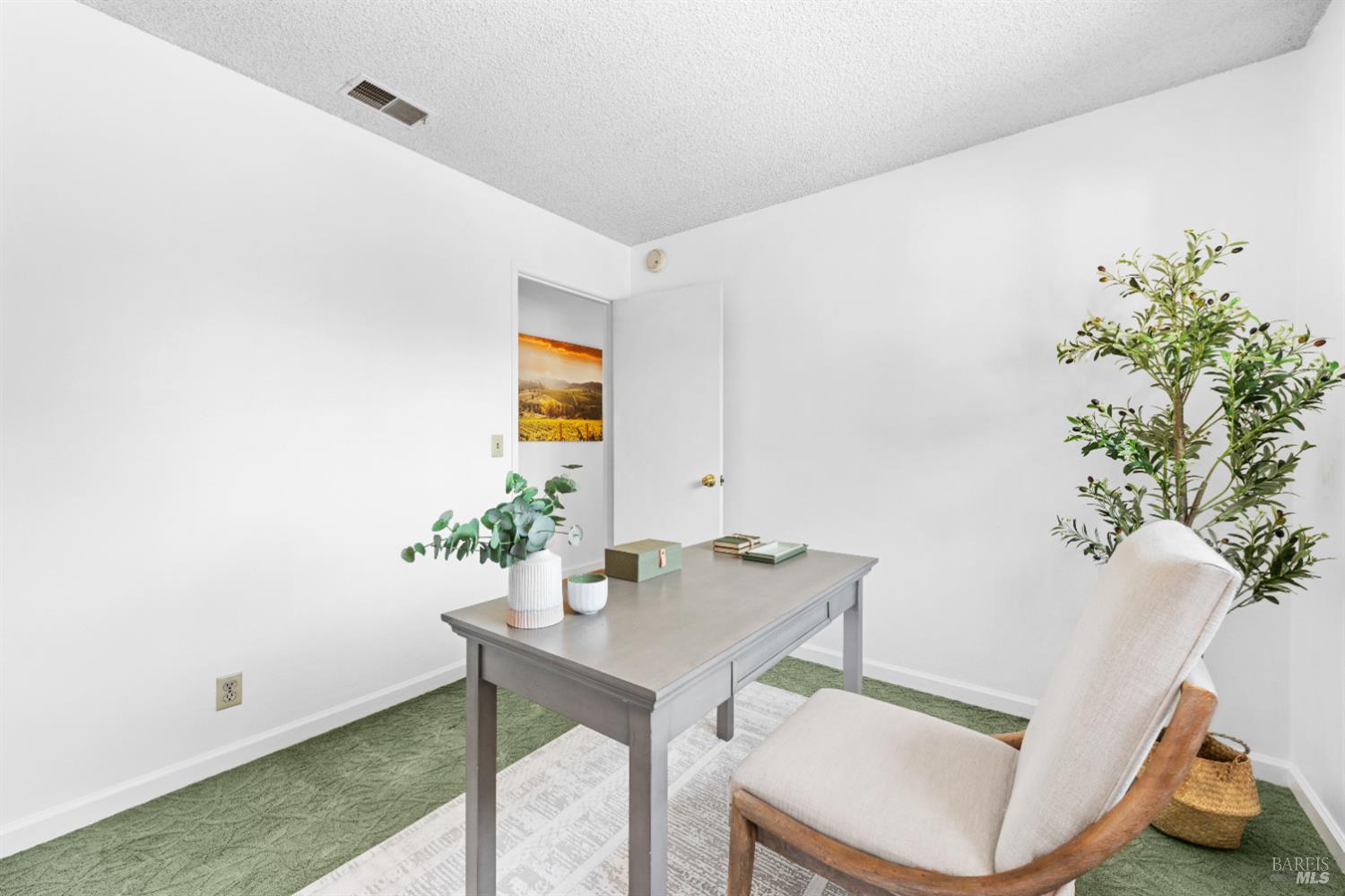 Detail Gallery Image 11 of 20 For 1313 Saint Francis Dr, Petaluma,  CA 94954 - 3 Beds | 2 Baths