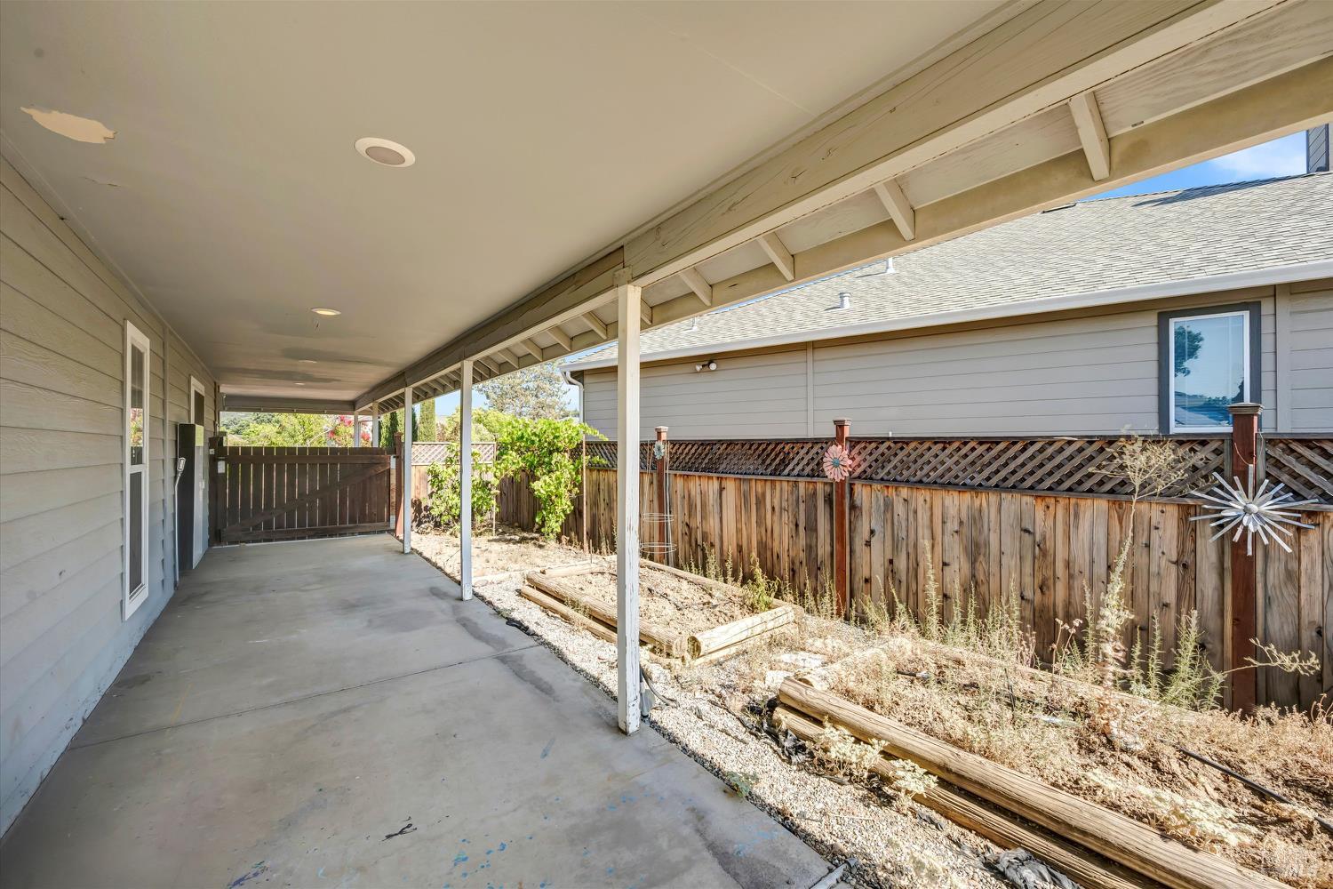 Detail Gallery Image 34 of 38 For 18695 Horseshoe Rd, Hidden Valley Lake,  CA 95467 - 3 Beds | 2/1 Baths