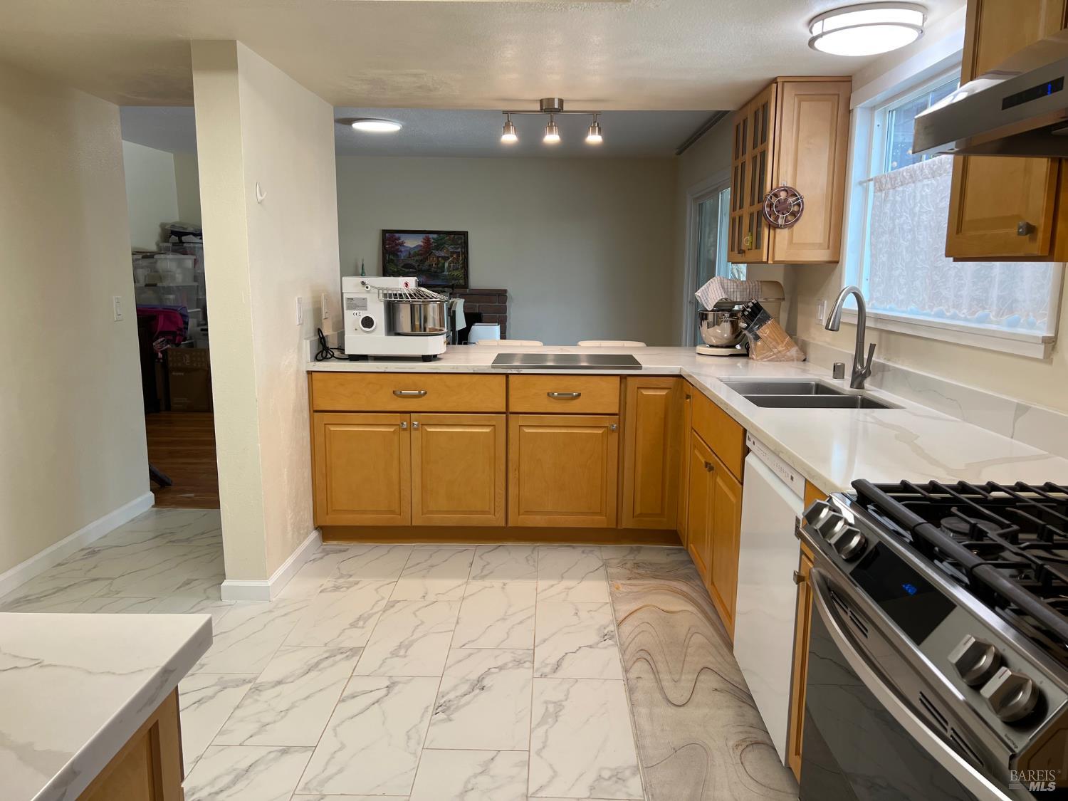 Detail Gallery Image 6 of 17 For 660 Berkshire Dr, Dixon,  CA 95620 - 4 Beds | 2/1 Baths