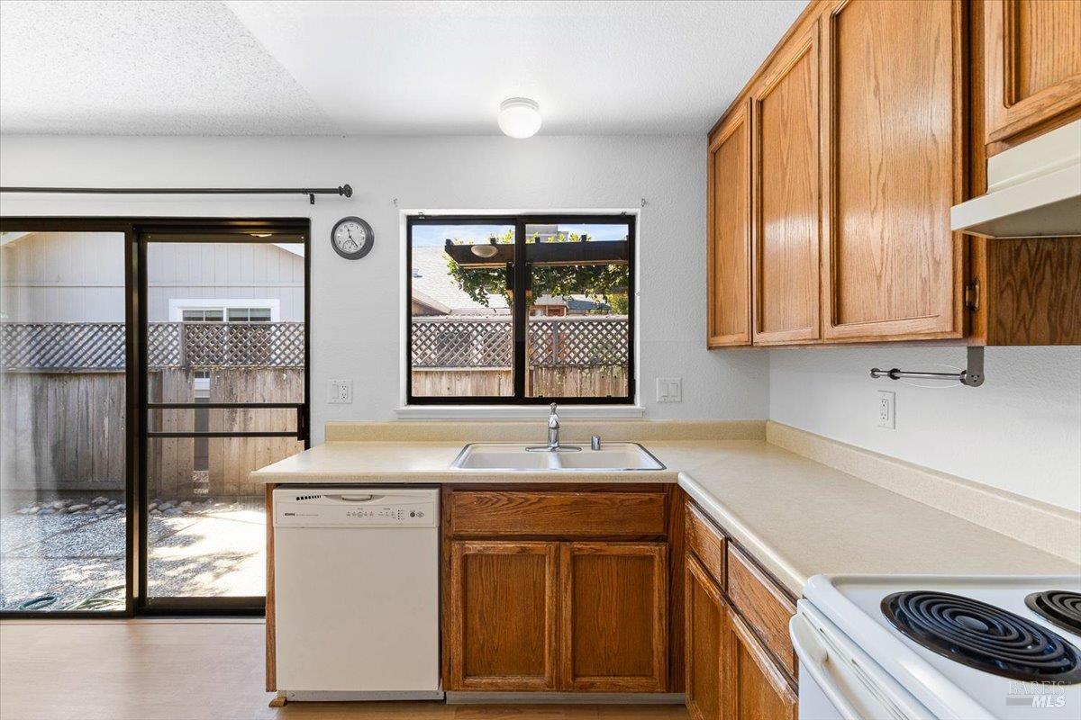 Detail Gallery Image 11 of 21 For 812 Quail Ct, Healdsburg,  CA 95448 - 2 Beds | 2 Baths