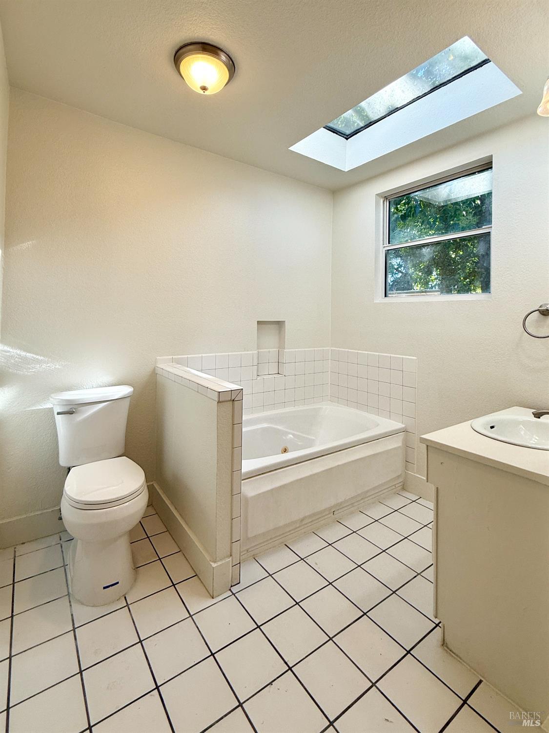 Detail Gallery Image 6 of 16 For 1101 Burbank Ave, Santa Rosa,  CA 95407 - 3 Beds | 2/1 Baths