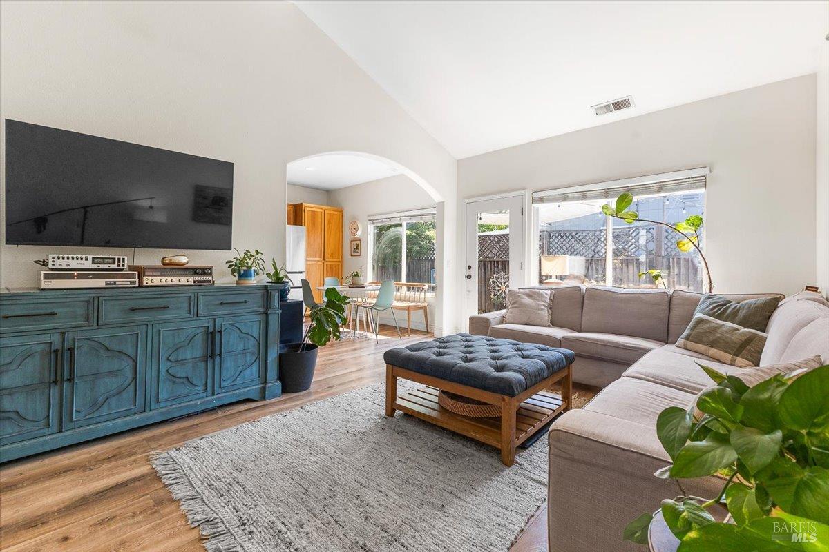 Detail Gallery Image 6 of 29 For 301 Hansbery Way, Santa Rosa,  CA 95409 - 3 Beds | 2 Baths